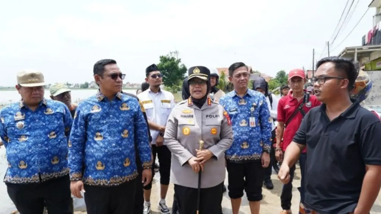 Plt Bupati Bekasi Asep Surya Atmaja saat mendampingi kunjungan kerja Wakil Presiden Gibran Rakabuming Raka di titik banjir Desa Srimukti, Kecamatan Tambun Utara, Kabupaten Bekasi.