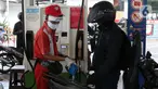 Petugas SPBU menggunakan alat pelindung wajah saat melayani pengendara di SPBU 31-164-01, Margonda, Depok, Jawa Barat, Jumat (8/5/2020). Penggunaan alat pelindung wajah merupakan upaya untuk melindungi diri dalam pencegahan penyebaran virus COVID-19. (Liputan6.com/Helmi Fithriansyah)