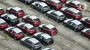 Deretan mobil baru terparkir di kawasan Marunda, Cilincing, Jakarta, Senin (21/6/2021). Pemerintah melalui Kementerian Keuangan memerpanjang diskon 0 persen Pajak Penjualan atas Barang Mewah (PPnBM) hingga Agustus 2021. (merdeka.com/Iqbal S. Nugroho)