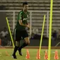 3. Otavio Dutra - Bek Persebaya ini terkenal dengan permainan disiplin dalam menjaga pertahan. Selain itu Dutra juga merupakan pemain yang mempunyai tipikal pemimpin di lapangan. (Bola.com/M Iqbal Ichsan)