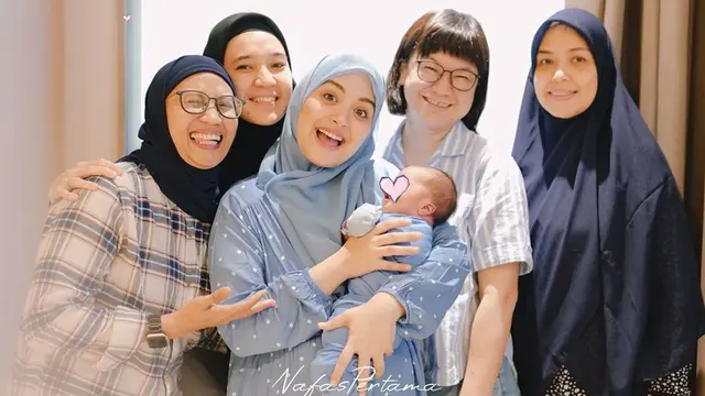 Potret Dhini Aminarti Momong Anak Vebby Palwinta, Didoakan Segera Punya Momongan
