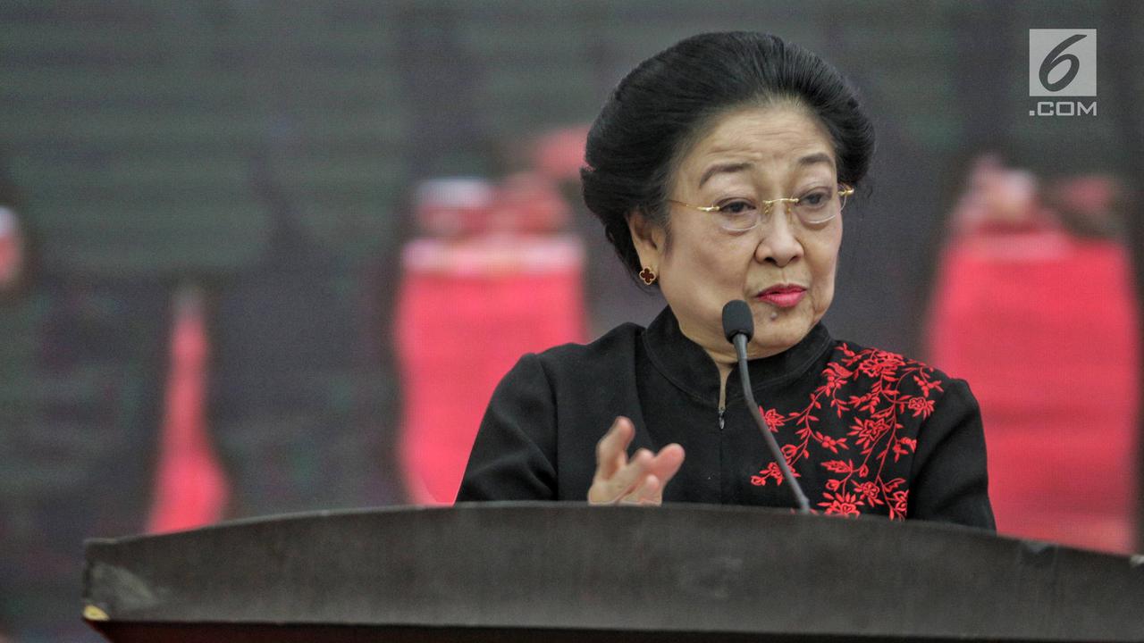 Megawati Serahkan KTA PDIP kepada Tokoh Agama hingga Purnawirawan TNI-Polri