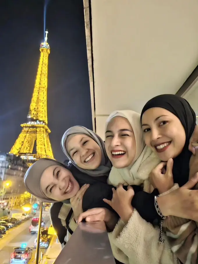 Dian Ayu Lestari dkk menghabiskan liburan bersama di Paris (Instagram/dianayulestari).