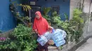 Warga terdampak kekeringan mendapatkan bantuan air bersih yang disalurkan PMI di Rawa Geni, Cipayung, Kota Depok, Rabu, 2 September 2026. (KLY/ Arie Basuki).