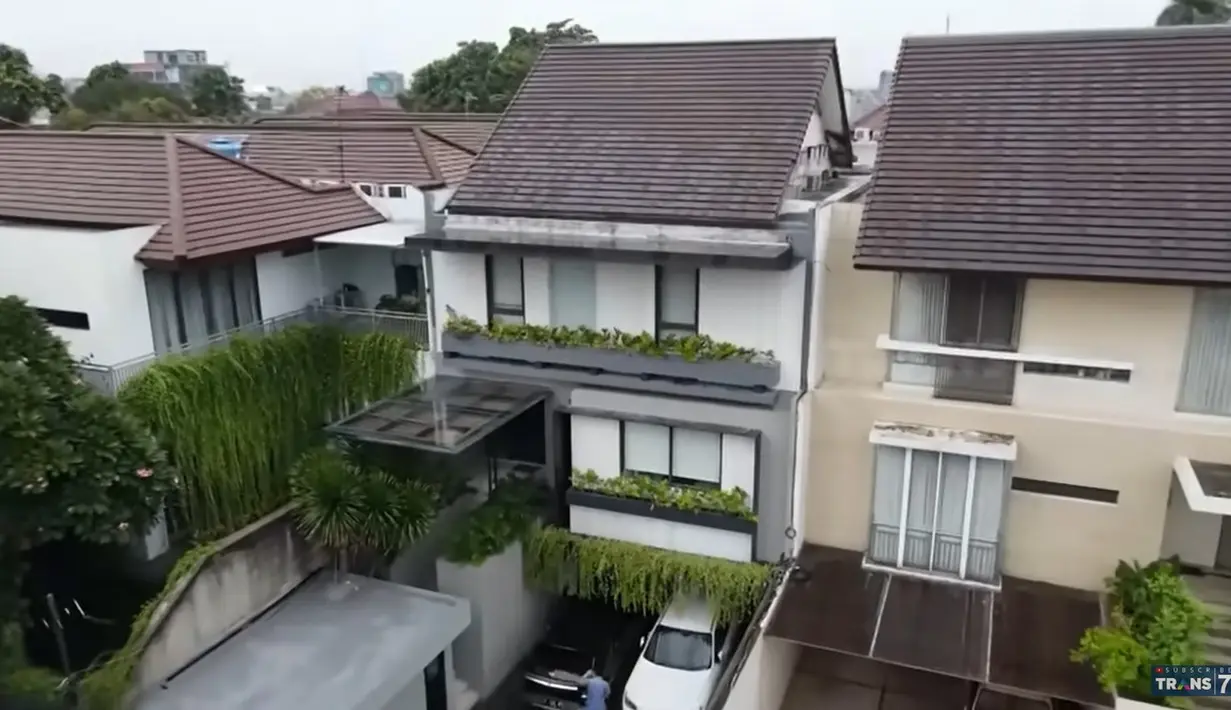 Berikut potret rumah Aura Kasih dengan cat warna putih. Rumah yang ditempati berada di kawasan Cipete, Jakarta Selatan. Menurut perempuan kelahiran Bandung 36 tahun silam, rumahnya dibangun di atas tanah 320 meter persegi. [Youtube/TRANS7 OFFICIAL]