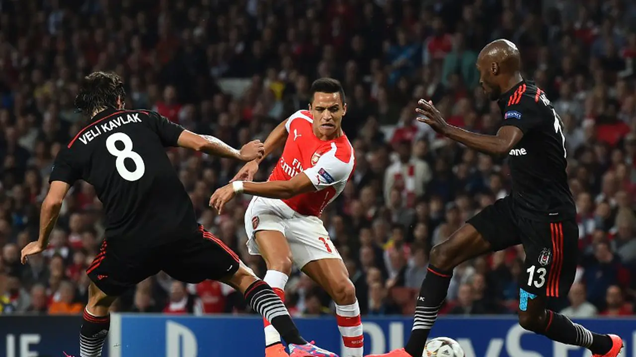 Alexis Sanchez berduel dengan pemain Besiktas
