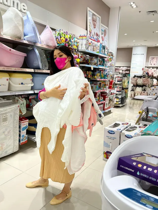 [Fimela] Aliya Rajasa Hamil