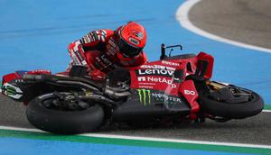 Marc Marquez dari Tim Ducati Lenovo mengalami kecelakaan saat balapan sprint Grand Prix Spanyol MotoGP di sirkuit Jerez di Jerez de la Frontera, pada 25 April 2026. (Pierre-Philippe MARCOU/AFP)