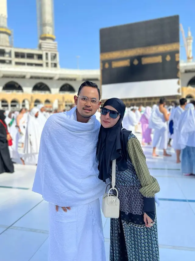6 Potret Shandy Purnamasari dan Juragan 99 Jalani Ibadah Haji, Banjir Doa