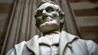 Patung Abraham Lincoln, Presiden Amerika Serikat yang ke-16, di Washington DC pada 2018. (AFP/Brendan Smialowski)