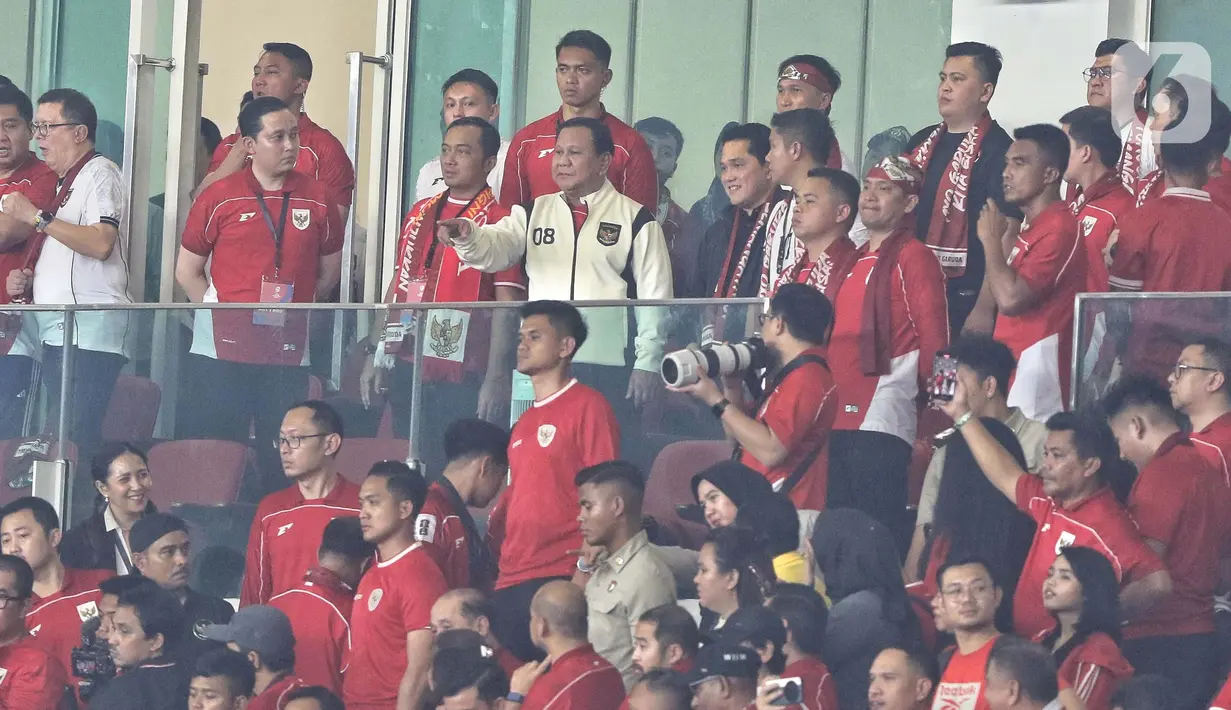 Dari tribun VVIP, Presiden Republik Indonesia Prabowo Subianto menyaksikan langsung laga antara Timnas Indonesia melawan China. (Liputan6.com/Angga Yuniar)