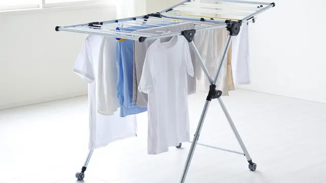 Ide Tempat Jemur Baju Lipat untuk Rumah Tipe Kecil (AI)