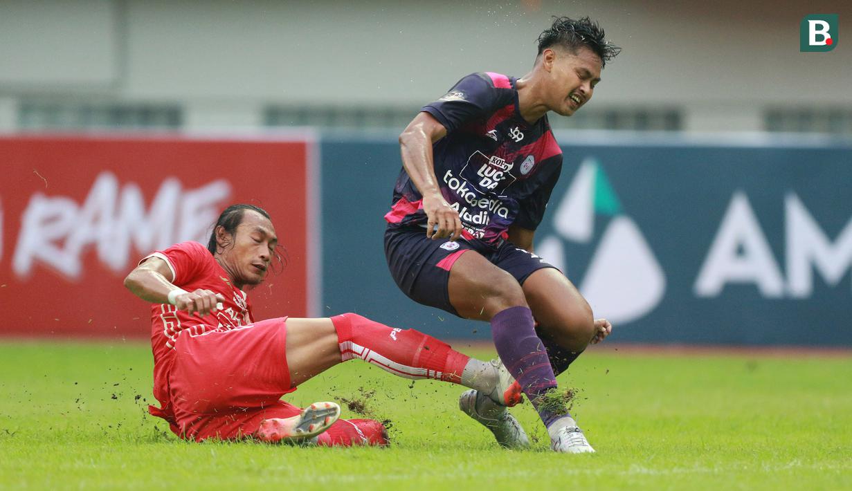 Pemain Persija Jakarta, Hansamu Yama (kiri) menghadang pergerakan pemain Rans Nusantara FC, Bagaskara pada laga persahabatan antara Persija Jakarta menghadapi Rans Nusantara FC di Stadion Wibawa Mukti, Cikarang, Sabtu (16/7/2022). (Bola.com/M Iqbal Ichsan)