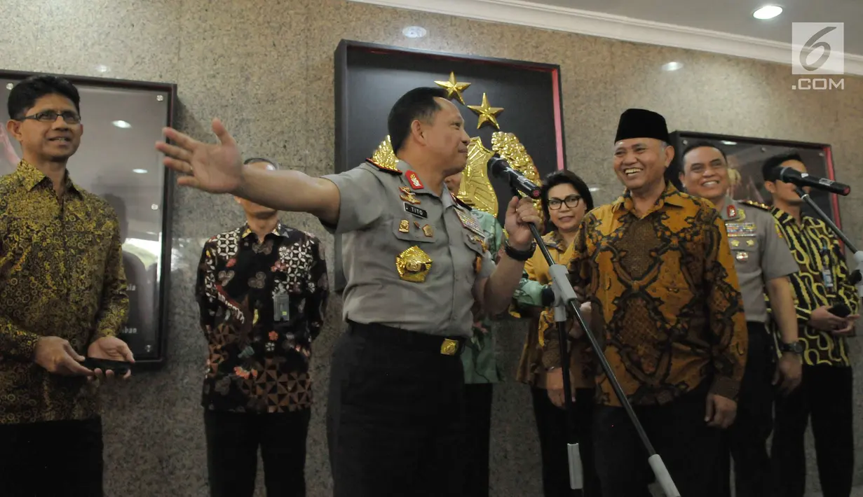 Ketua KPK Agus Rahardjo dan Kapolri Jenderal Tito Karnavian bersama jajaran masing-masing memberikan keterangan pers di Mabes Polri, Jakarta, Kamis (6/7). Agus dan rombongan menemui Kapolri dan jajarannya untuk bersilaturahmi. (Liputan6.com/Helmi Afandi)