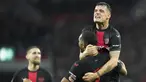 Pemain Bayer Leverkusen, Jonathan Tah melakukan selebrasi bersama Granit Xhaka setelah mencetak gol ke gawang Stuttgart pada laga perempat final DFB Pokal di Stadion di BayArena, Rabu (7/2/2024). Leverkusen menang dengan skor 3-2. (AP Photo/Martin Meissner)