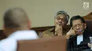 Gubernur Sulawesi Tenggara nonaktif Nur Alam (tengah) menyimak keterangan saksi dalam sidang lanjutan dugaan suap perizinan tambang nikel di Pengadilan Tipikor, Jakarta, Jumat (23/2). Sidang mendengar keterangan ahli. (Liputan6.com/Helmi Fithriansyah)