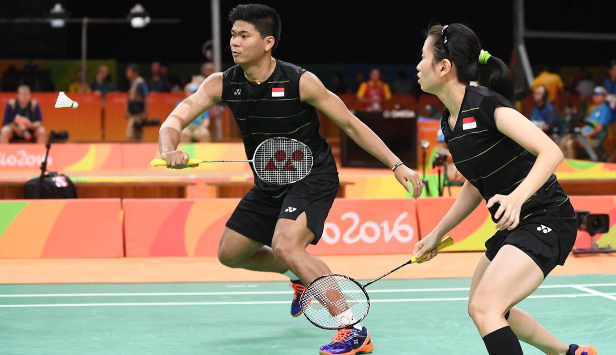 Ganda campuran Indonesia, Praveen Jordan/Debby Susanto, mengalahkan ganda campuran Hongkong, Lee Chun Hei/Chau Hoi Wah, dengan skor 21-12, 19-21, 21-15 pada laga Olimpiade Rio de Janeiro di Brasil, Kamis (11/8/2016). (AFP/Goh Chai Hin)