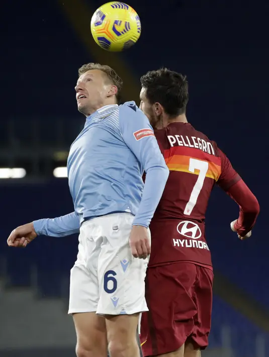 Gelandang AS Roma, Lorenzo Pellegrini berebut bola dengan gelandang Lazio, Lucas Leiva Lazio dalam pekan ke-18 Liga Italia di Stadion Olimpiade Roma, Sabtu (16/1/2021) dini hari WIB. AS Roma dibantai 0-3 oleh Lazio dalam laga bertajuk Derby della Capitale. (AP Photo/Andrew Medichini)