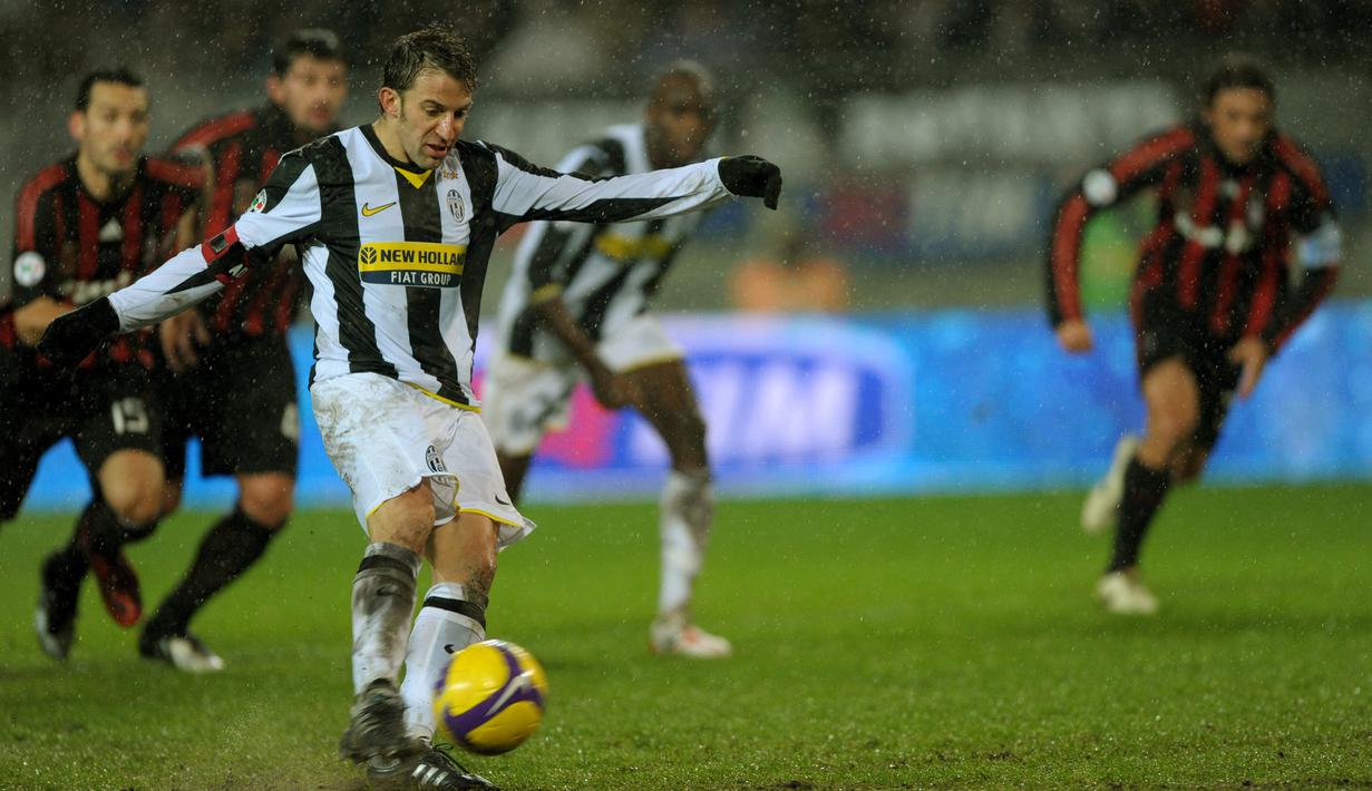 Alessandro Del Piero. Striker Italia yang kini betusia 47 tahun dan telah pensiun di Delhi Dynamos Januari 2015 ini total mencetak 50 gol dari eksekusi penalti di Serie A Liga Italia. Ia melakukannya pada 1993 hingga 2012 hanya bersama Juventus yang dibelanya selama 19 musim. (AFP/Giuseppe Cacace)