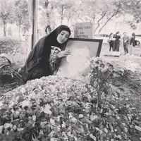 Nindy Ayunda di pusara ayahnya (Instagram/nindyparasadyharsono)