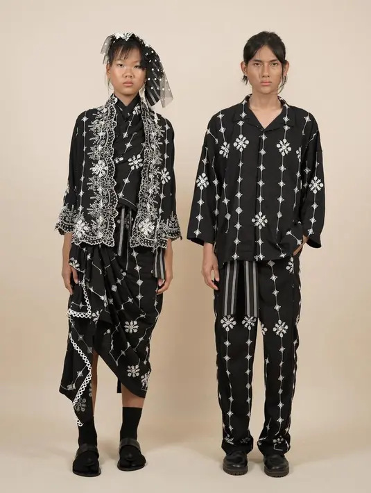 Kebaya kutubaru hadir dalam wajah baru dengan detail yang unik. Permainan tali pada pinggang bisa disesuaikan untuk tampilan sesuai karakter pemakainya. 
[Foto: @lululutfilabibi]