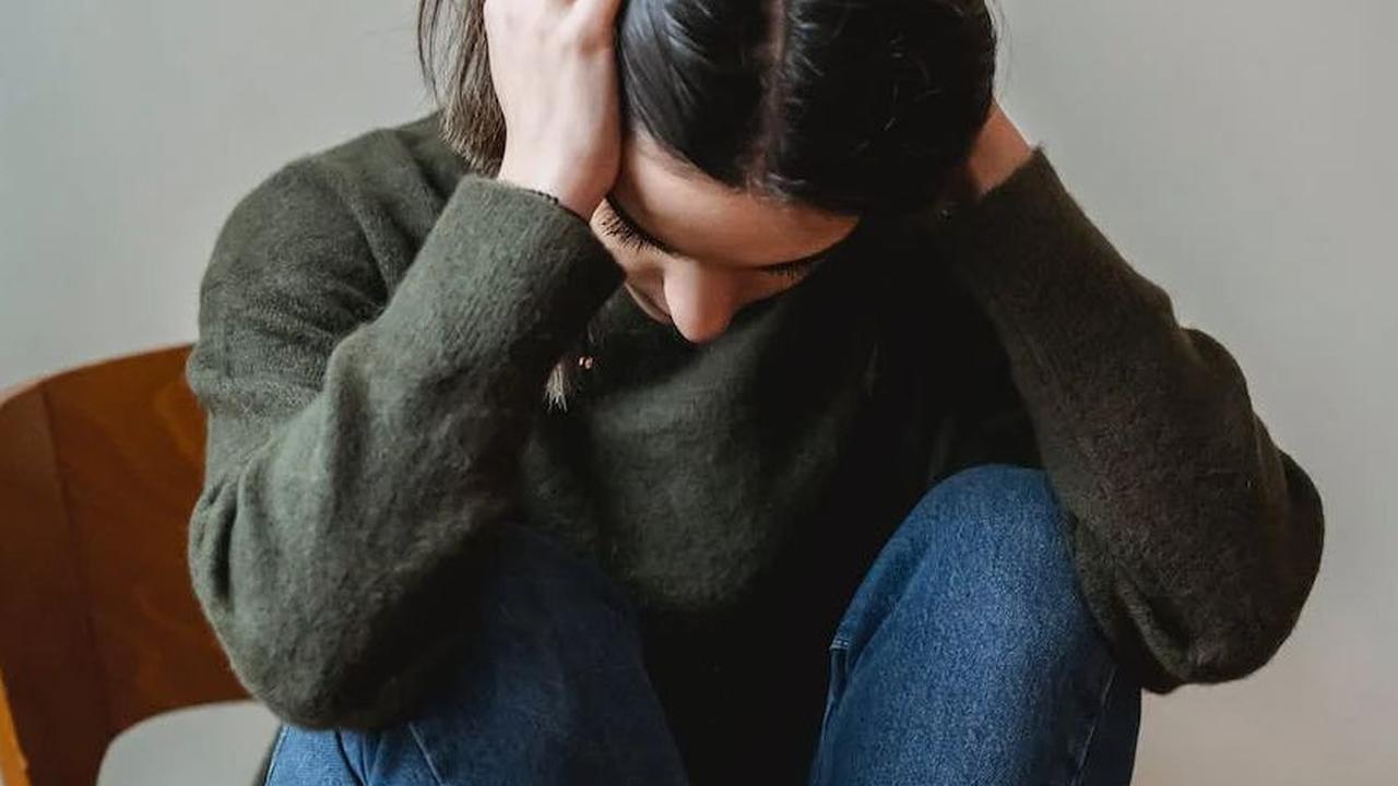 Generasi Z, yang lahir antara tahun 1997 hingga 2012, memiliki potensi besar untuk memimpin Indonesia Emas 2045. Namun, mereka juga menghadapi masalah kesehatan mental yang perlu diperhatikan.&nbsp;