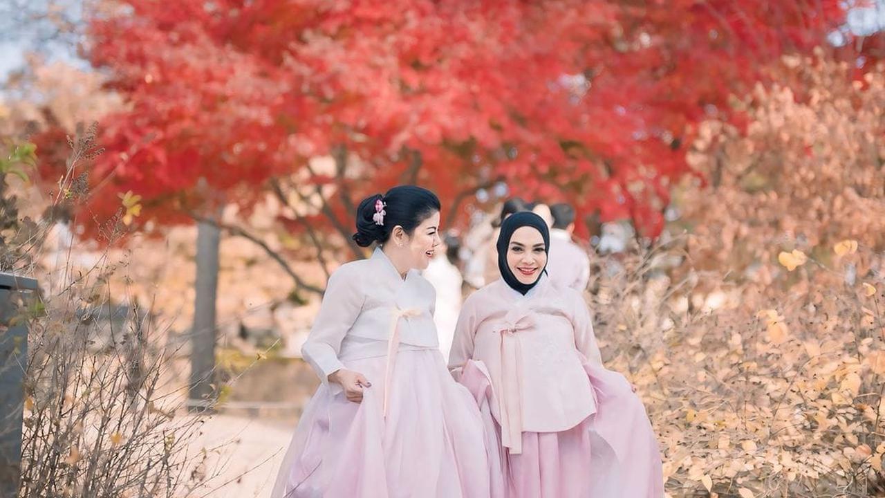 Potret Cantik Mami Rieta Amilia dan Desiree Tarigan Pakai Handbok di Korea, Bestie Awet Muda