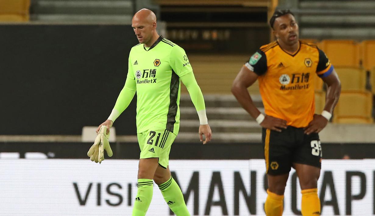 Pemain Wolves tertunduk usai dikalahkan Stoke City pada laga kompetisi Piala Inggris di Malineaux Stadium, Jumat (18/9/2020) dini hari WIB. Wolves kalah 0-1 oleh Stoke City. (AFP/Nick Potts/pool)