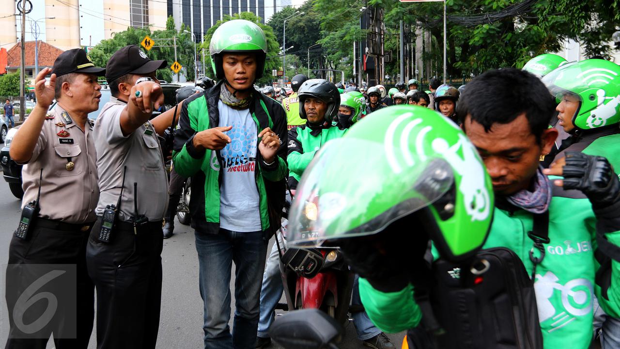 20160322-Bertelanjang Dada, Pengemudi Ojek Online di Sweeping