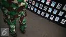 Foto sekumpulan aktivis dan warga yang hilang dipampang saat aksi Kamisan ke-476 di depan Istana Negara, Jakarta, Kamis (12/1). Dalam aksinya mereka menuntut pemerintah menyelesaikan berbagai kasus HAM. (Liputan6.com/Immanuel Antonius)