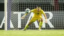 Kiper Timnas Indonesia U-17, Ikram Algiffari berusaha mengamankan bola saat menghadapi Timnas Ekuador U-17 pada laga pertama Grup A Piala Dunia U-17 2023 di Stadion Gelora Bung Tomo, Surabaya, Jumat (10/11/2023). (Bola.com/Bagaskara Lazuardi)