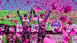 Pebalap Finlandia, Jari-Matti Latvala (kanan) dan co-driver Miikka Anttila, merayakan kemenangan dalam Reli Meksiko 2016 di Guanajuato, Meksiko, (6/3/2016). (AFP/Ronaldo Schemidt)