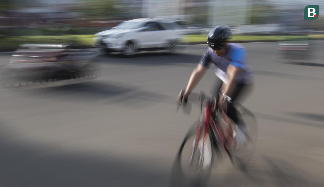 Pesepeda menggowes saat mengikuti Bike 4round The City di Tangerang, Banten, Minggu (4/3/2018). Kegiatan yang diadakan dalam rangka ulang tahun Hotel Novotel ini menempuh jarak sekitar 50 kilometer. (Bola.com/Vitalis Yogi Trisna)
