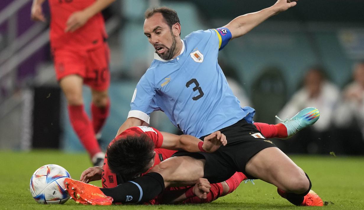 Palang pintu Timnas Uruguay, Diego Godin tampil baik dalam pertandingan ini. Ia sering berjibaku dengan penyerang Korea Selatan demi menjaga gawang Uruguay tidak kebobolan. (AP Photo/Frank Augstein)