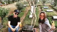 Bunda Corla dan Ruben Onsu nyekar makam Olga Syahputra. (Foto: Dok. Instagram @corla_2)