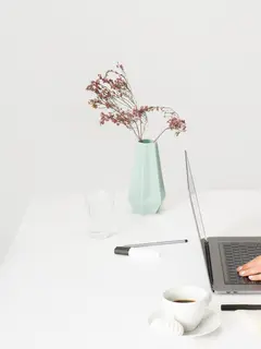 Wanita dengan financial independence yang baik dapat merasakan kebebasan dalam mengelola keuangan mereka (Foto: Unsplash.com/Icons8 Team)