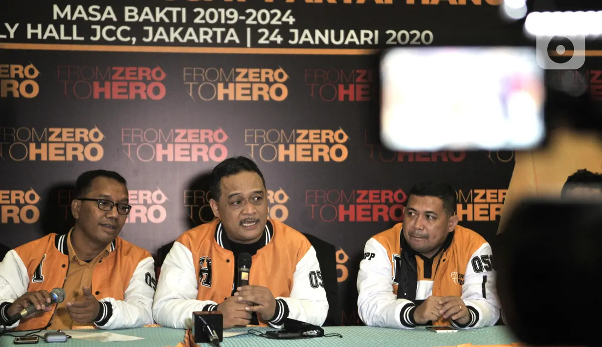 Ketua Panitia Pelaksana Pengukuhan Pengurus DPP Partai Hanura Benny Rhamdani (tengah) didampingi anggota pengurus saat menggelar konferensi pers di Jakarta, Kamis (23/1/2020). Partai Hanura akan menggelar Pengukuhan Pengurus DPP 2019-2024 pada Jumat (24/1/2020). (merdeka.com/Iqbal S. Nugroho)