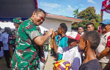 FOTO: Momen Hangat Kasad Jenderal Maruli Saat Menyapa Anak-Anak Papua