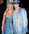 Jalan-jalan di Los angeles tahun 2000, Britney dan Justin tampil kompak dengan padu-padan top hitam dan bottom denim. [@throwback.britney/@britney.videos/@2000baddiess]