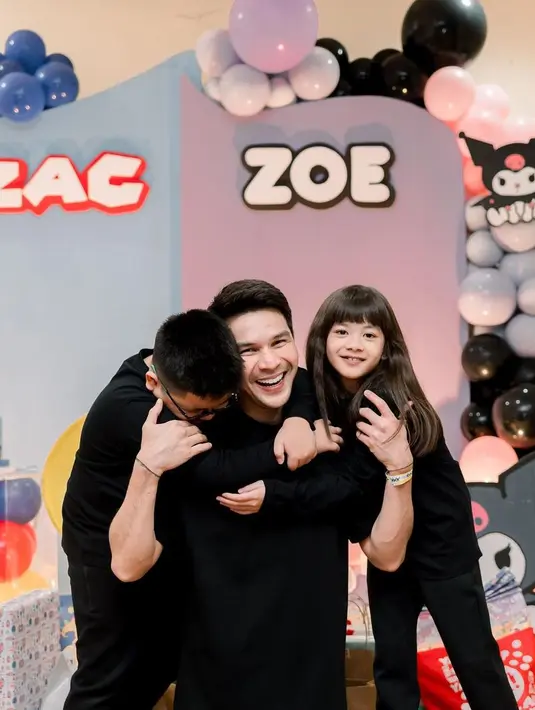 <p>Ijonk dan anak kembarnya kompak mengenakan outfit hitam-hitam. Momen kedekatan Ijonk dengan anak kembarnya yang ganteng dan cantik. [Instagram/ijonkfrizzy]</p>