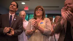 Christine Hallquist (tengah) terpilih menjadi calon gubernur negara bagian Vermont dari Partai Demokrat di Burlington, Rabu (15/8). Hallquist menjadi transgender pertama di Amerika Serikat yang maju ke pemilihan gubernur. (Hillary Swift/Getty Images/AFP)
