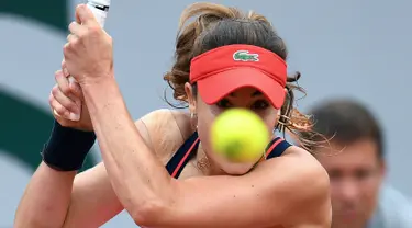 Petenis Prancis, Alize Cornet memukul bola saat melawan petenis Polandia Agnieszka Radwanska dalam pertandingan French Open 2017 di Roland Garros, Paris (3/6). (AFP Photo/Francois Xavier Marit)