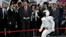 Presiden Ukraina Petro Poroshenko (tengah) dan eksekutif museum dan mantan astronot Mamoru Mori (kedua kanan) saat melihat aksi robot yang bermain bola di Tokyo , Jepang , (7/4). (REUTERS / Issei Kato)
