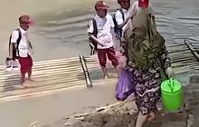 Kisah Pilu Siswa SD di Serang, Demi Sekolah Bertaruh Nyawa Sebrangi Sungai Besar dengan Rakit hingga Harus Berenang