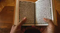 Ilustrasi membaca Al-Qur'an. (Foto oleh ali burhan: https://www.pexels.com/id-id/foto/kayu-pria-orang-orang-seni-7261978/)