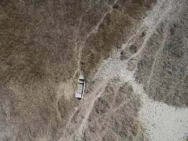 Sebuah perahu terbengkalai di dekat pantai Danau Titicaca di Huarina, Bolivia, Kamis, 27 Juli 2023. (AP Photo/Juan Karita)