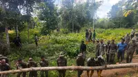Perjuangan Brimob Polda NTT Bangun Jembatan Darurat Demi Akses Pendidikan
