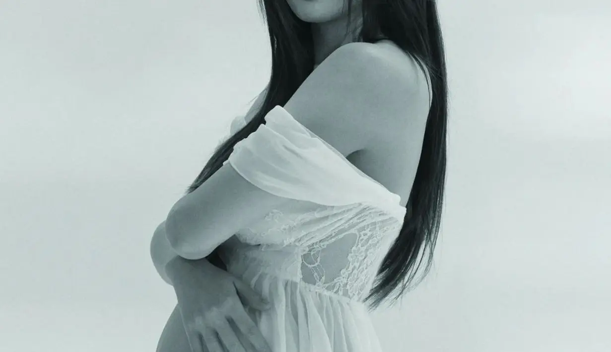 Sekitar tiga bulan setelah pernikahannya, Kang Sora mengumumkan kehamilannya. Ia kemudian melahirkan bayi perempuan sehat pada April 2021.