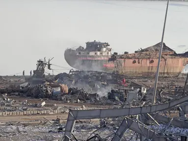 Sebuah kapal besar yang hancur setelah ledakan besar di pelabuhan Kota Beirut, Lebanon (5/8/2020). Kuatnya ledakan di Beirut sampai kapal tersebut terangkat ke Daratan dan hancur. (AFP Photo/Anwar Amro)