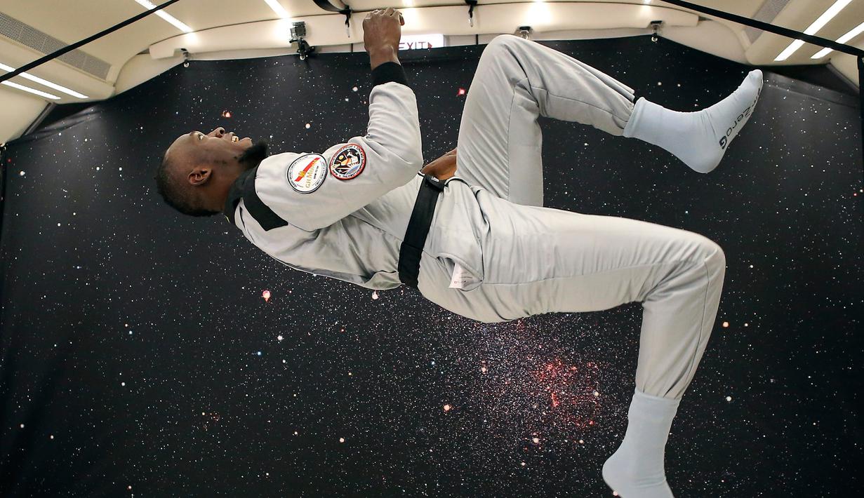 Tingkah sprinter Jamaika, Usain Bolt saat mencoba ruangan gravitasi nol dalam pesawat Airbus Zero-G di Reims, Prancis, Rabu (12/9). (Laurent Theillet, Mumm/Novespace via AP)